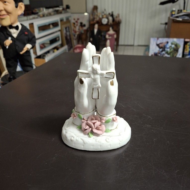 Unique Praying Hands 🙏 Capodimonte Style Holding A Cross With A Cherub Praying, Pink Flowers Gold Accents 5"Hx4"W
