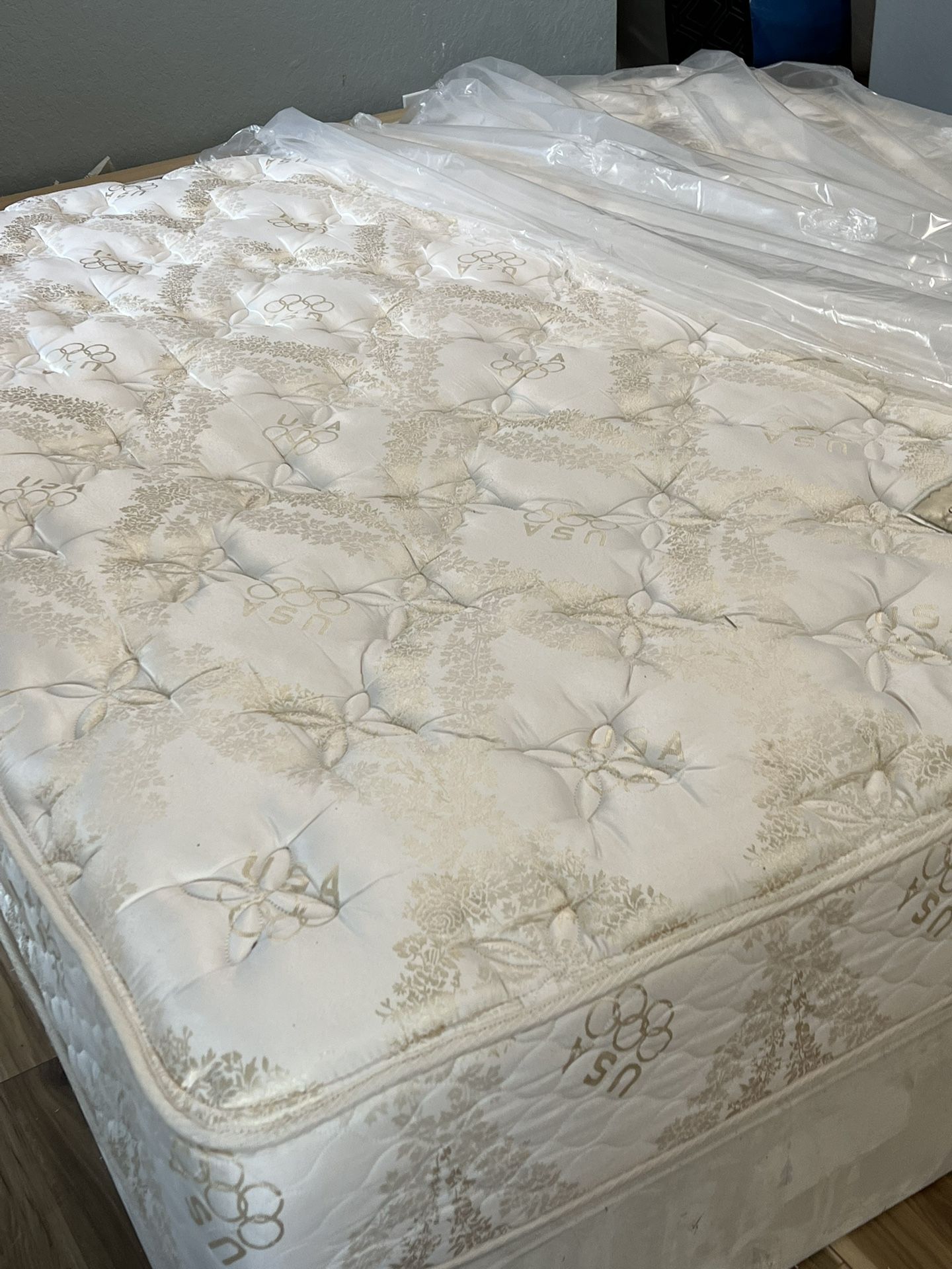 USED KING SIZE PLUSH MATTRESS WITH BOX SPRING DELIVERY AVAILABLE
