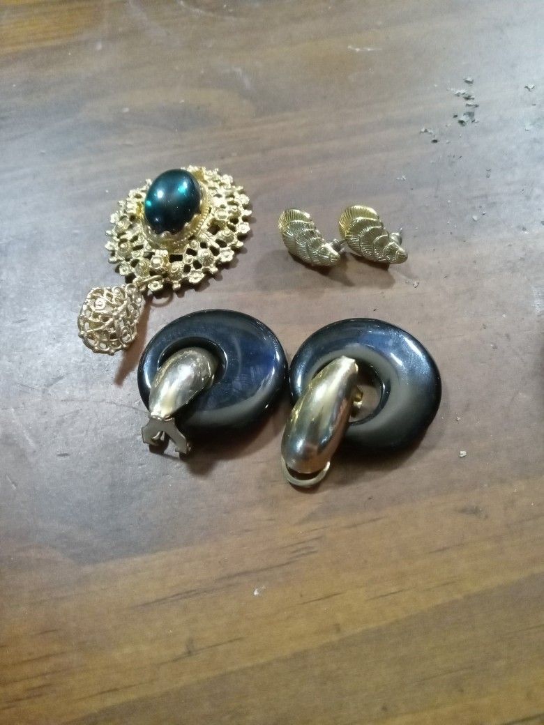 Vintage Jewelery Old Brouch Gold Plated 2 Pairs Earings