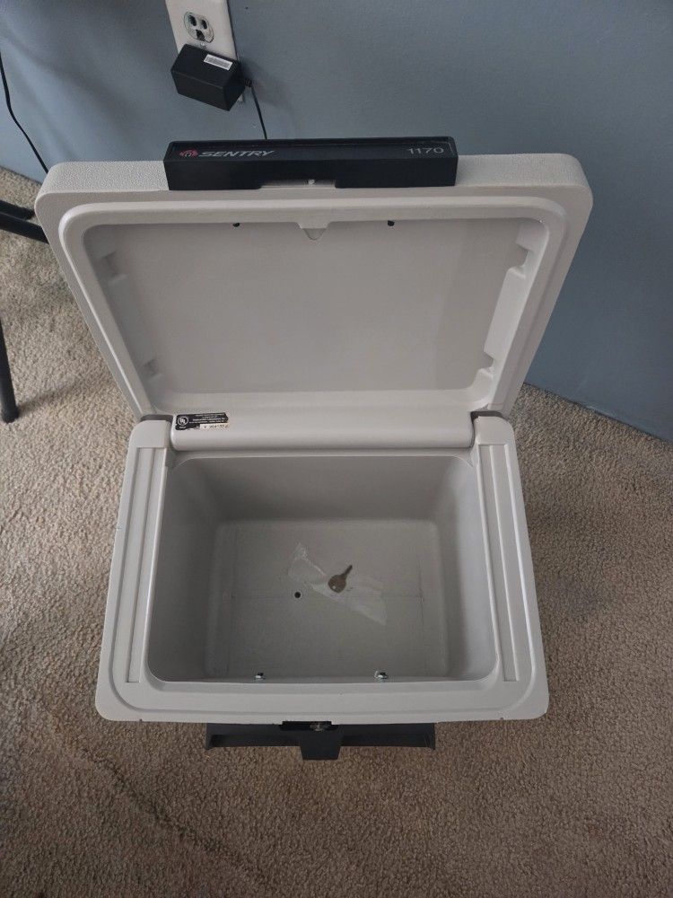 Safe With Key 14kart Gold Wedding Band Size 9