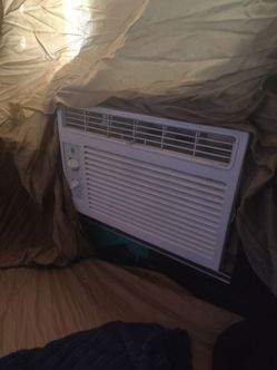 Old AC unit no side window covers but it get cold fast and work great just want clean it up some