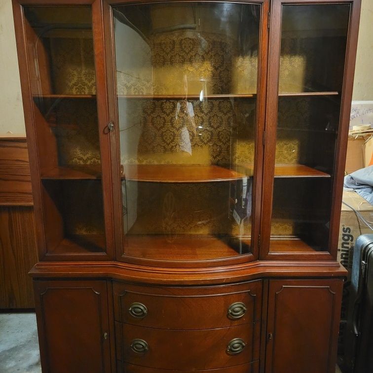 Drexel Heritage Bow Front Georgian Style Chine Cabinet