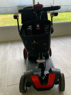 Golden BUZZAROUND XL SERIES GB124A-SHZ Electric Mobility Scooter LIKE NEW + ACCESSORIES