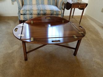 Oval coffee table
