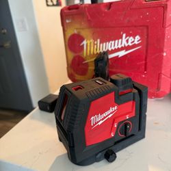 Milwaukee Green 100 ft cross line and plumb points laser