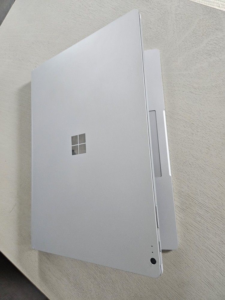Microsoft Surface Book 2. Silver. 13.5" (256GB SSD, Intel Core i5-8350U, 8GB RAM)