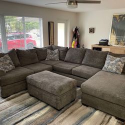 Gray Rooms To Go Sectional Couch 🛋️ 