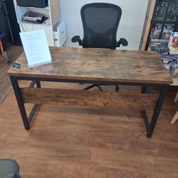 New In Box RUSTIC DESK ( brown Color ) $65
