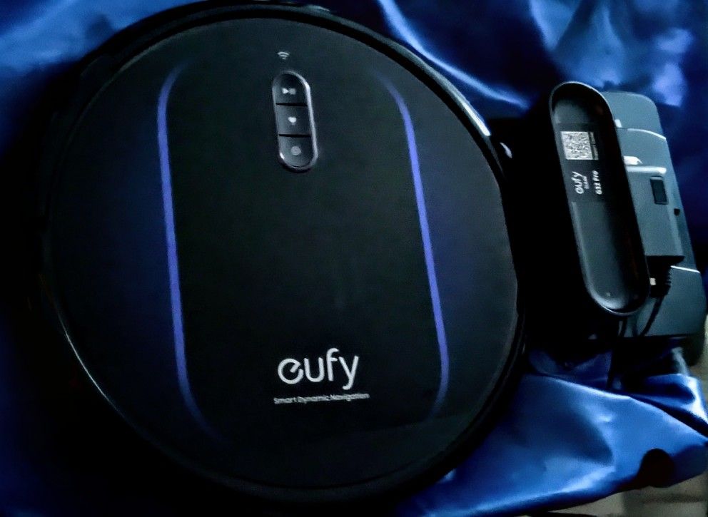 eufy RoboVac G30 Robot Vacuum Cleaner with Wi-Fi Dynamic Navigation 2.0