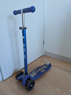 Maxi micro scooter with light up wheels