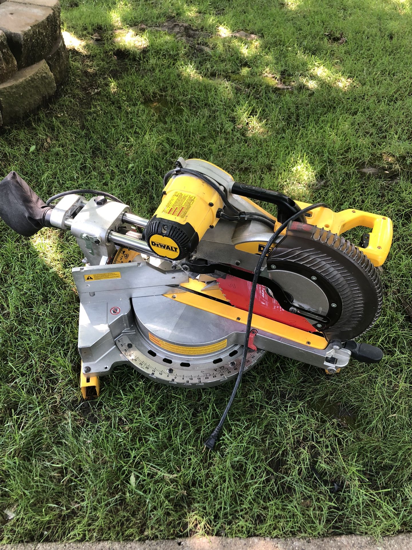 12” Double Bevel Miter Saw DEWALT