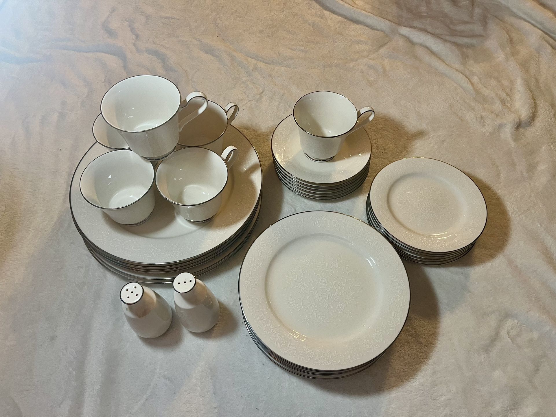 Noritake Ivory China Affection 32 Piece Set