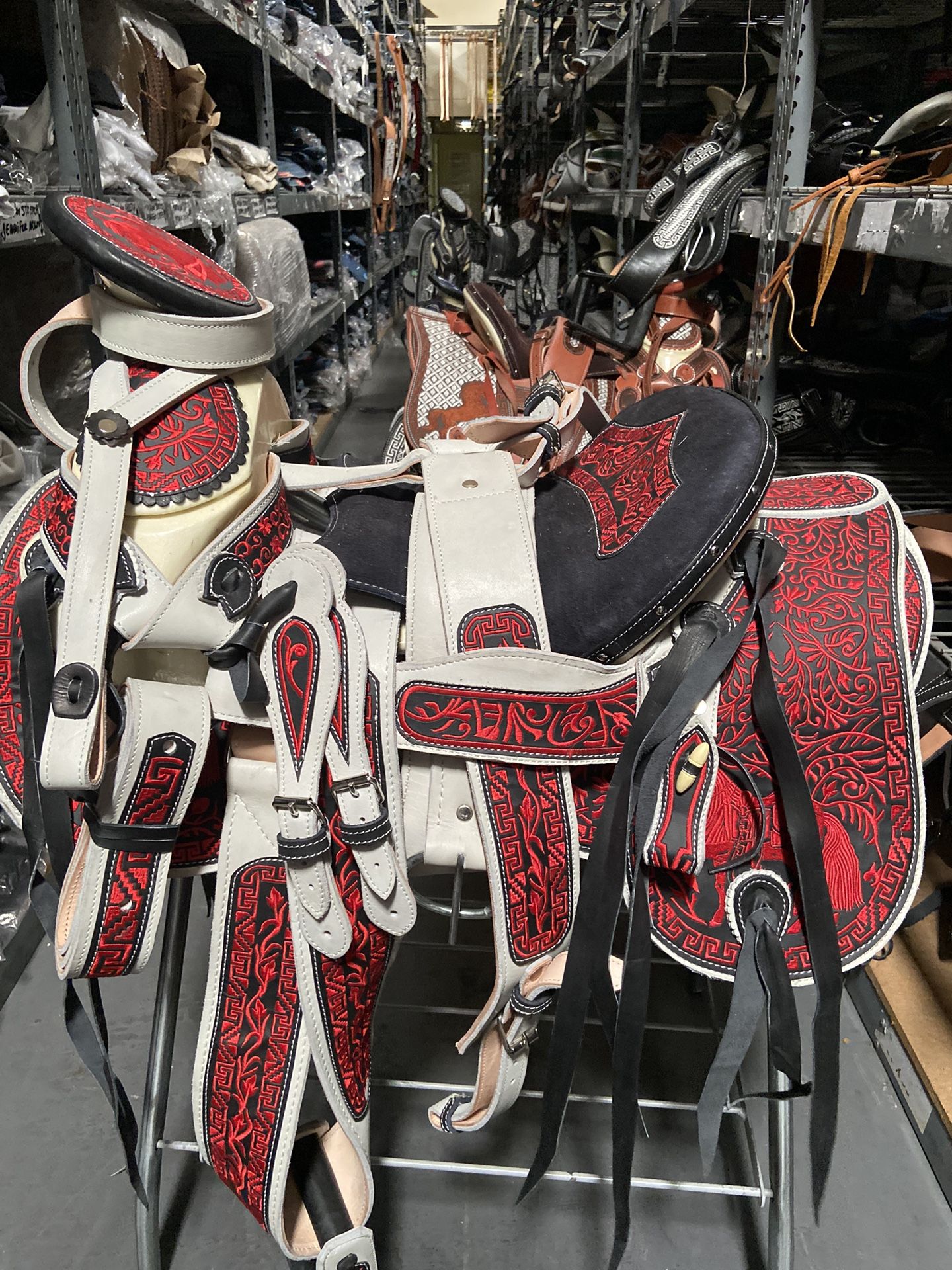 Nueva Montura Charra Bordada Con Cantinas Desmontables 