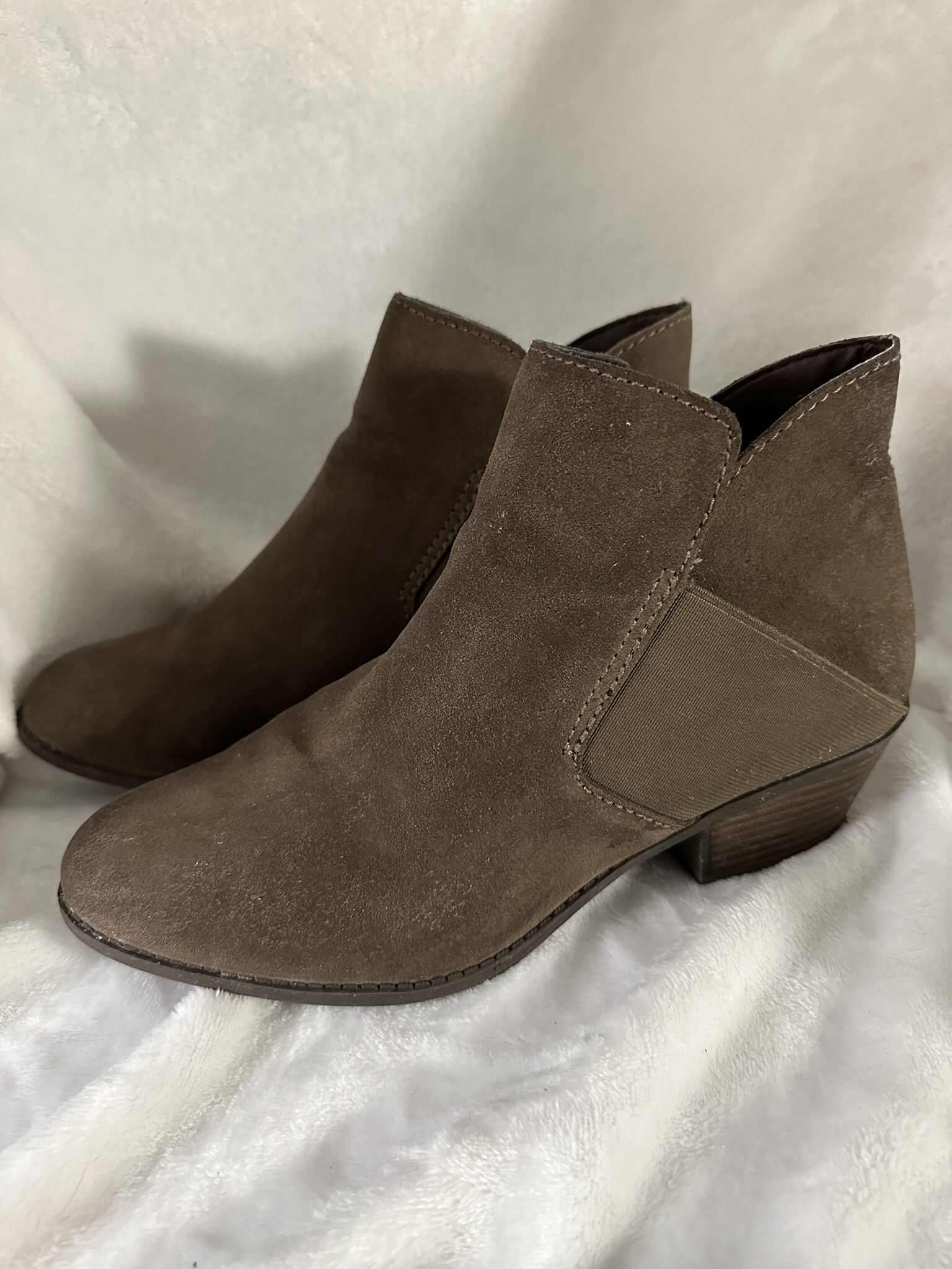 Me Too Brown Suede Ankle Booties Size 10 2” Stacked Heel Easy On Great Condition