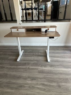 Adjustable standing desk