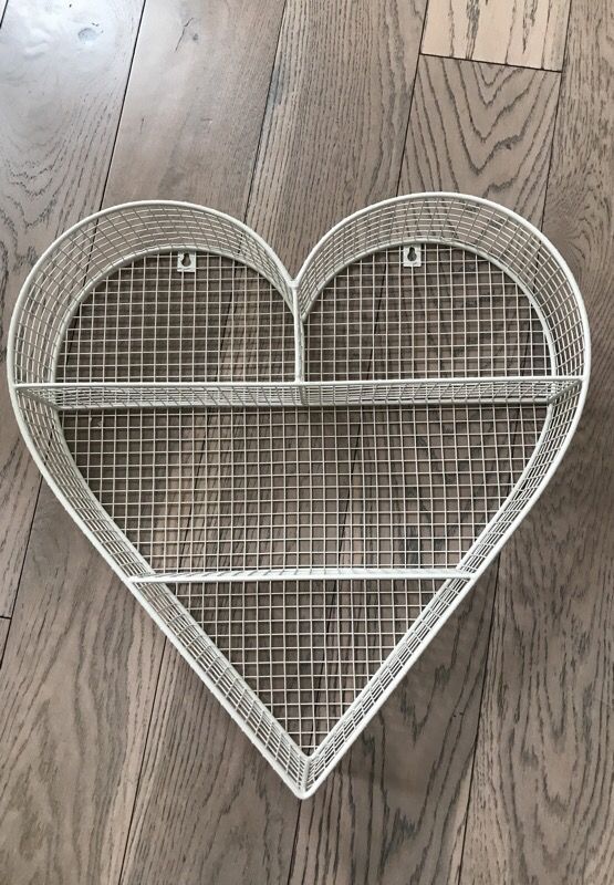 ADORABLE WIRE HEART CUBBY SHELF