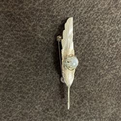 1950/1960’s Gold Tone Brooch With Faux Pearl 
