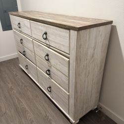 Willowton Six Drawer Dresser