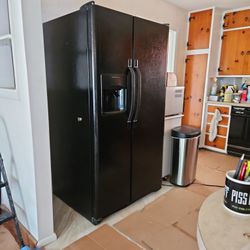 26 Cf  Frigidaire Refrigerator