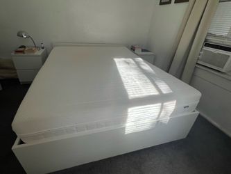 Excellent condition - Complete Queen Bedroom Set – Mattress, Storage Bed & 2 Nightstands