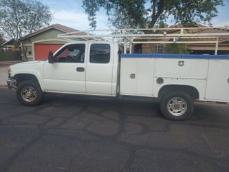 Chevy silverado  2500 work truck 2005 corre  bien