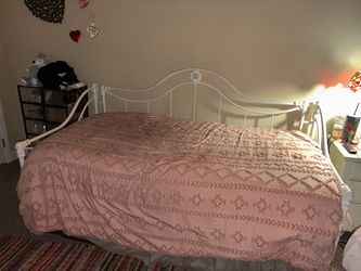Day bed w/trundle very sturdy and good quality. Will take best offer. Need gone by Wednesday evening.