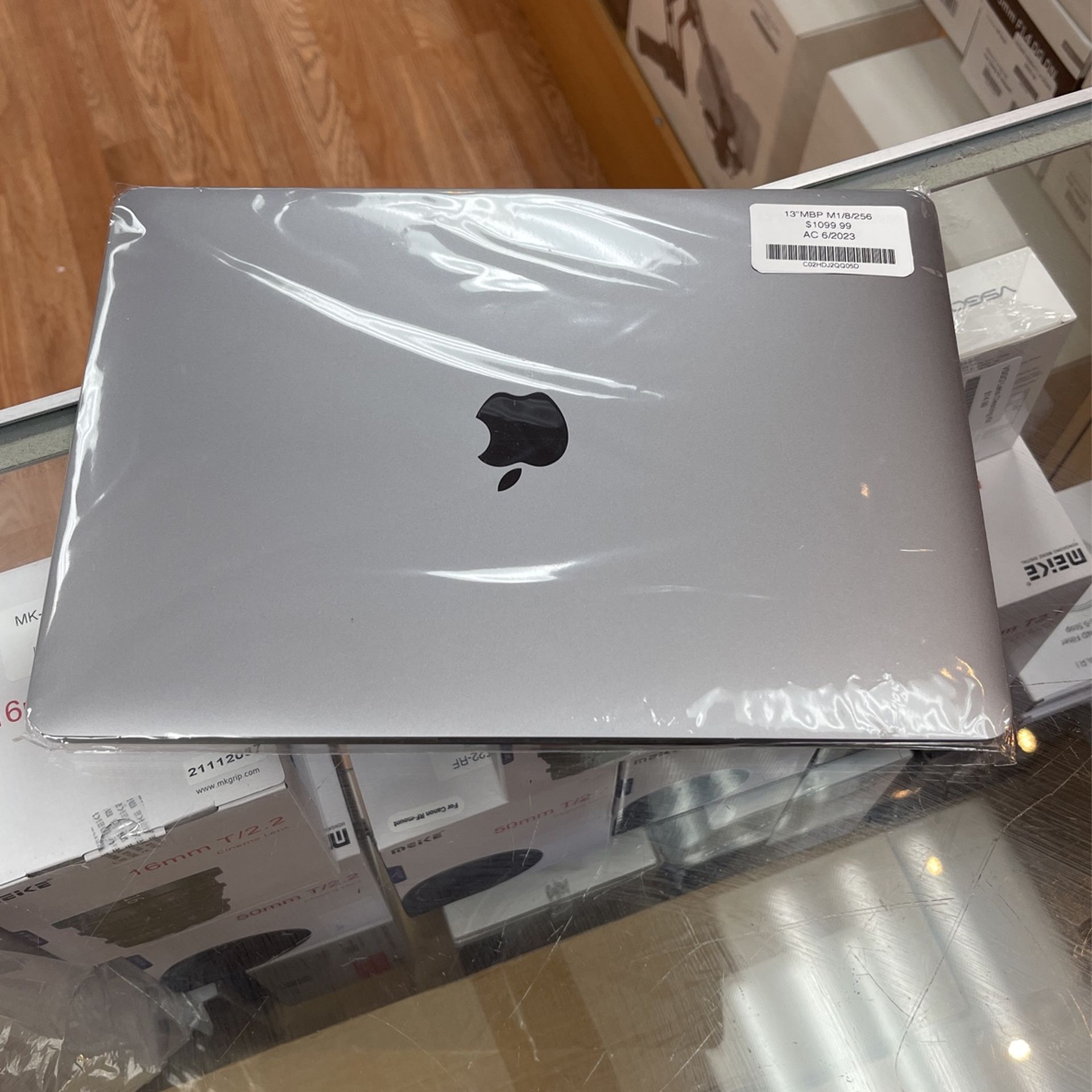 2020 13”MacBook Pro M1 8gb Ram 256ssd With Apple Care Till 06/2023