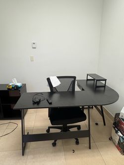 L-Shaped Executive Office Desk / Corner Workstation – Black – MUST SELL