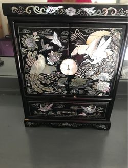 Vintage Oriental jewelry box with inlaid mother of pearl