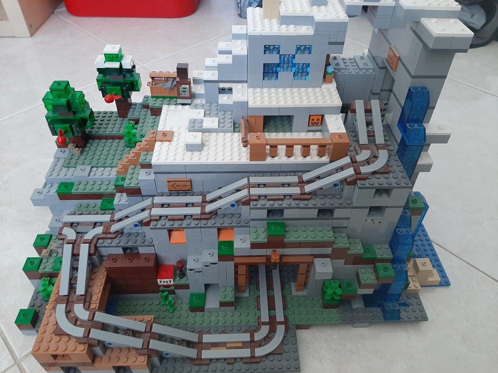 Lego Minecraft The Mountain Cave - 21137(Used)