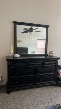 Bedroom furniture set
