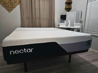 Like New Nectar Luxe Hybrid King Mattress