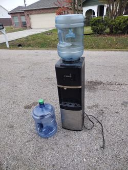 Dispensador De Agua  Fría Y Caliente  Incluye 2  Garrafones Plásticos 