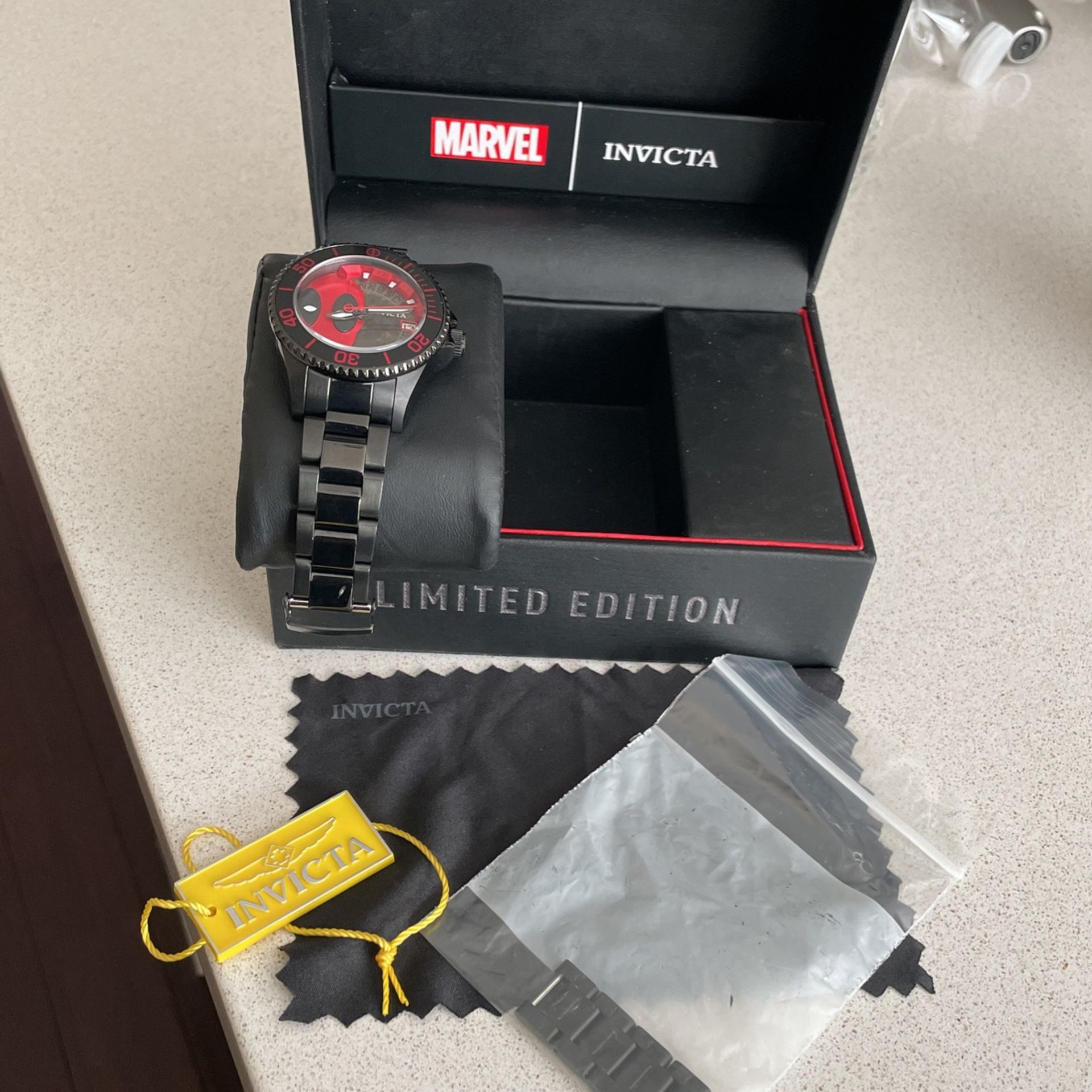 Invicta - Marvel - DEADPOOL - Automatic NH35A Limited Edition Model 27154