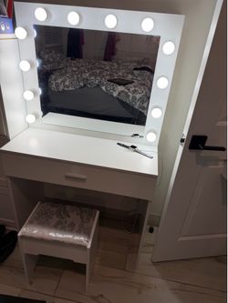 Mirror stand