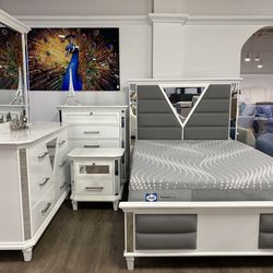 Modern Contemporary Queen Bedroom Set with Mirror and Soft Material