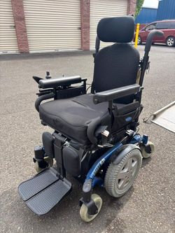 *PRICE IS NEGOTIABLE* Invacare TDX SP Chair - Only 10 hours of use