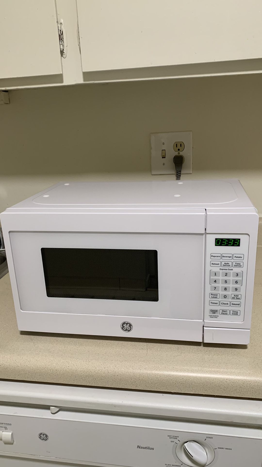 GE 0.7 cu. ft. Small Countertop Microwave in White