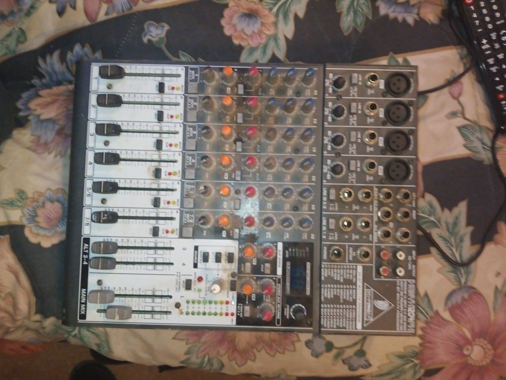 Behringer Xenyx1204fx Sound Board