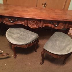 Ornate Side Table With 2 Stools
