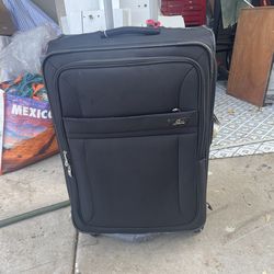 Maleta mediana color negra 35 .00 dólares  en buenas condiciones