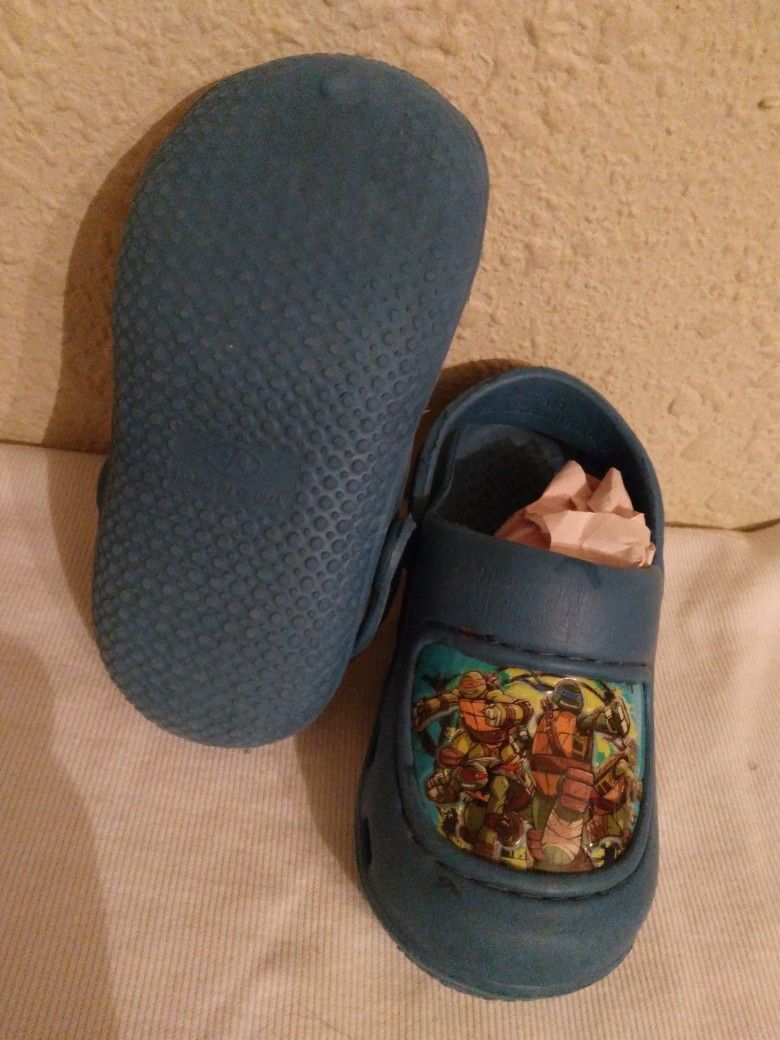 USE ONE TIME NINJA TURTLE WATER SHOES SIZE 6 / 8 $20