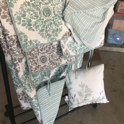 Like New …Trundle Bed Bedding