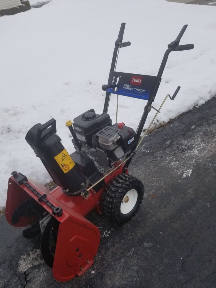 Like New Toro Power Throw 722E (22') Snow Blower