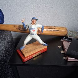 Oral Hershsier Autographed  Bat And Ceramic  Statue