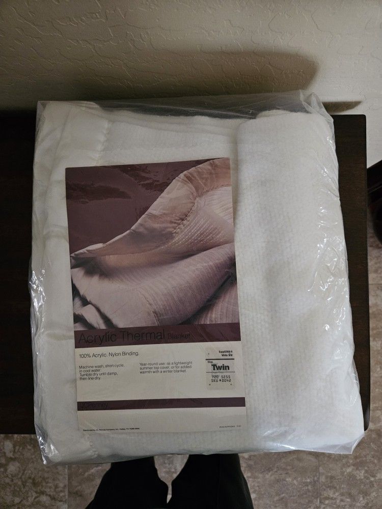 TWIN White Acrylic Lite Weight Blankets New Gift Able $15.00 Ea