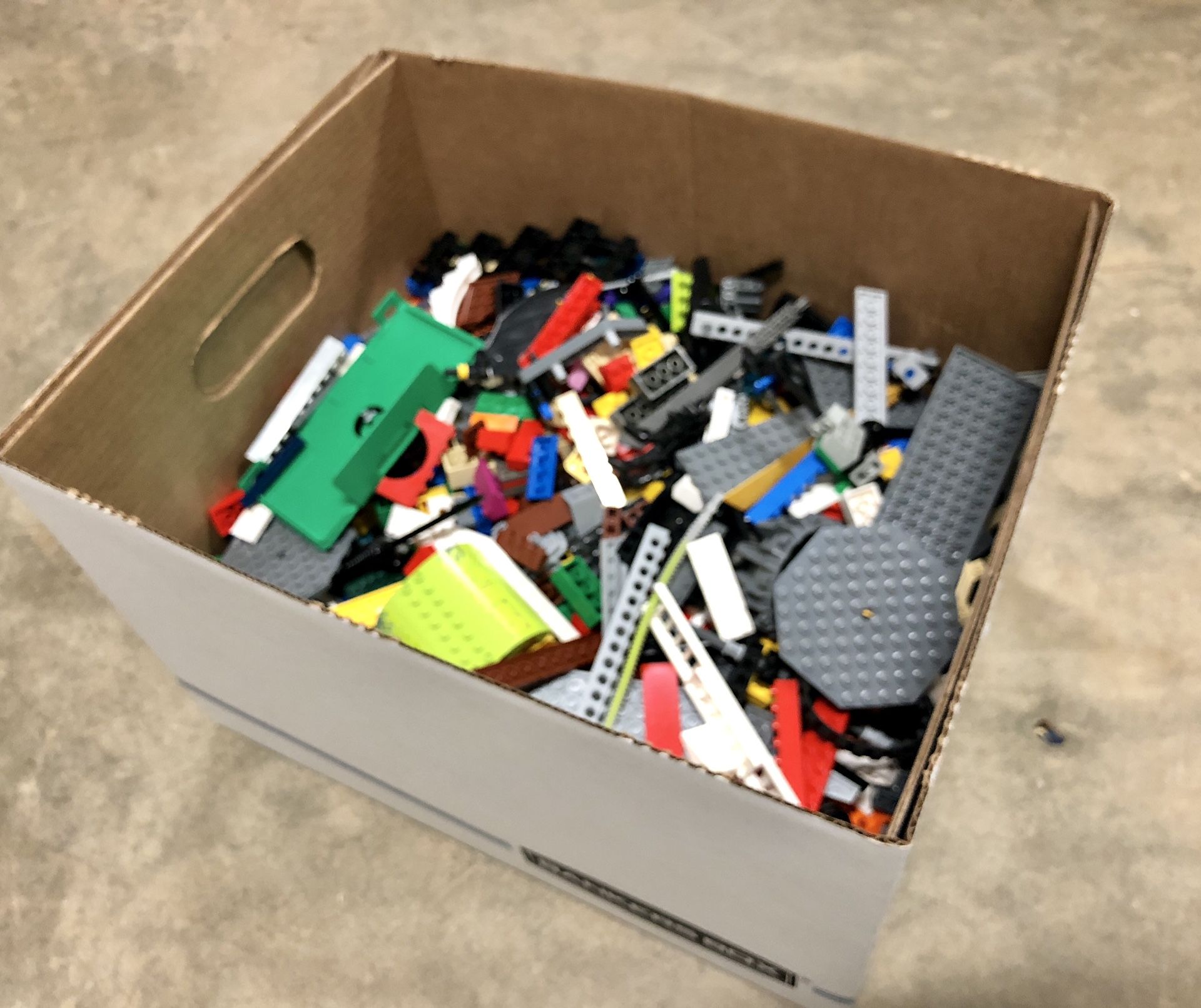 Big 10 pound box of lego pieces