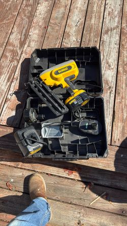 Dewalt ,16Ga Angeles Finish Nail Cordless
