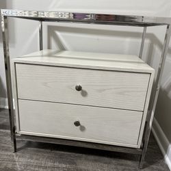 Nightstand in excellent condition