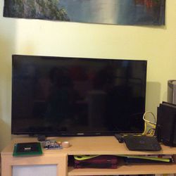 Flat tv 40 Inches include with stick and remote roku comes with desk tv . Missing Remote TV
